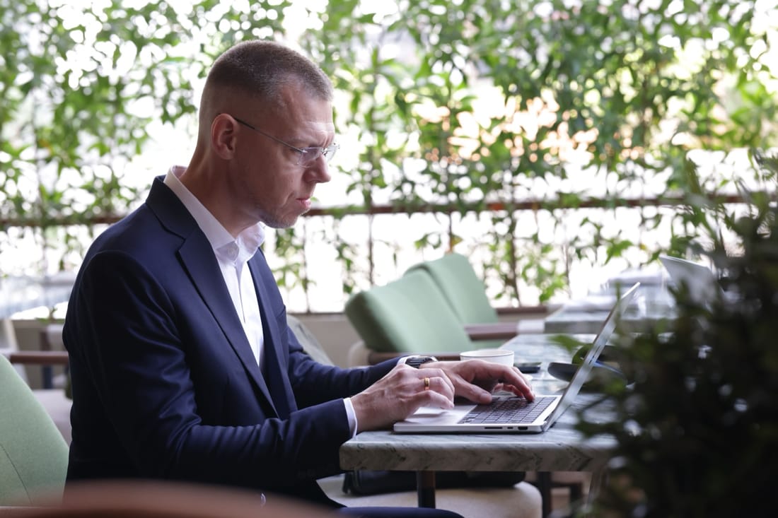 Frederik Bisbjerg working on a laptop at a café in Dubai