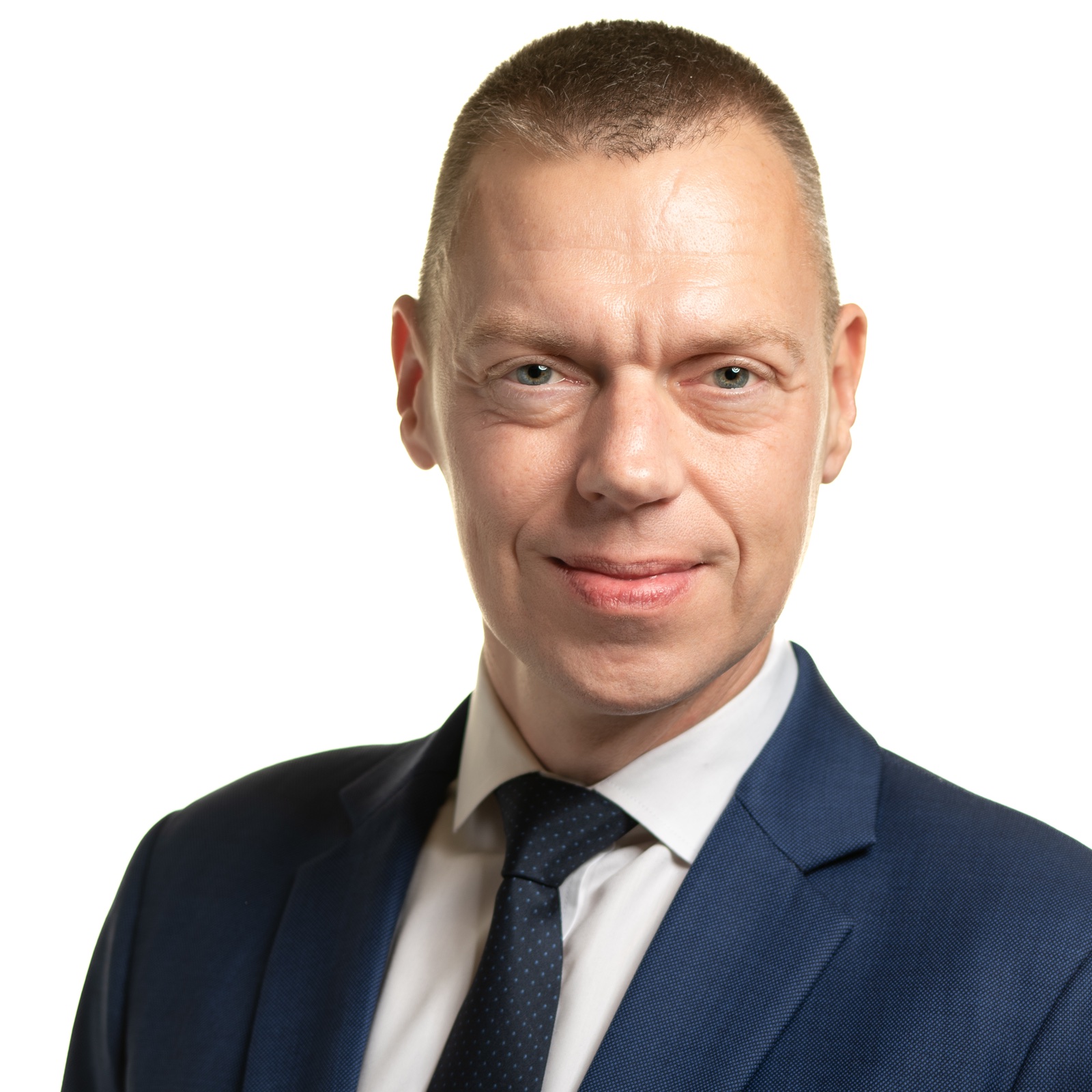 Frederik Bisbjerg headshot, blue suit