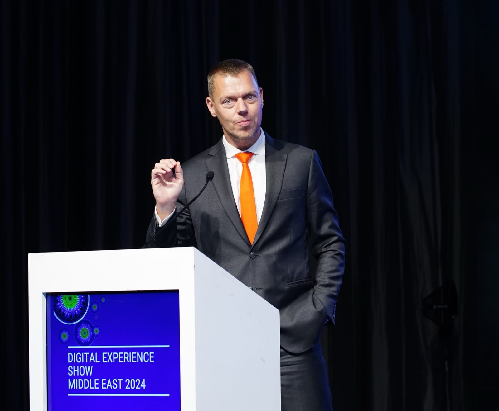 Frederik Bisbjerg speaking on stage